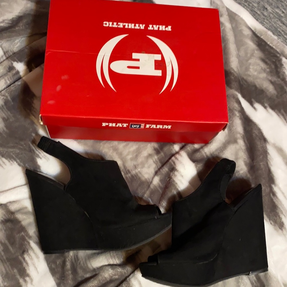 Black wedges, size 9.5M